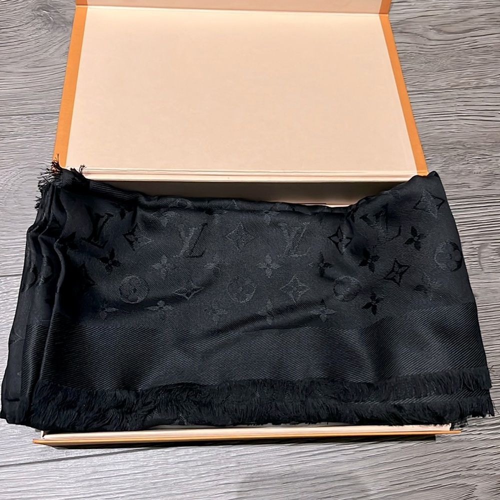Louis Vuitton shawl